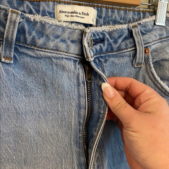 Abercrombie & Fitch Women’s Curve Love High Rise Mom Jeans Size 31 size 12 - Picture 3 of 7